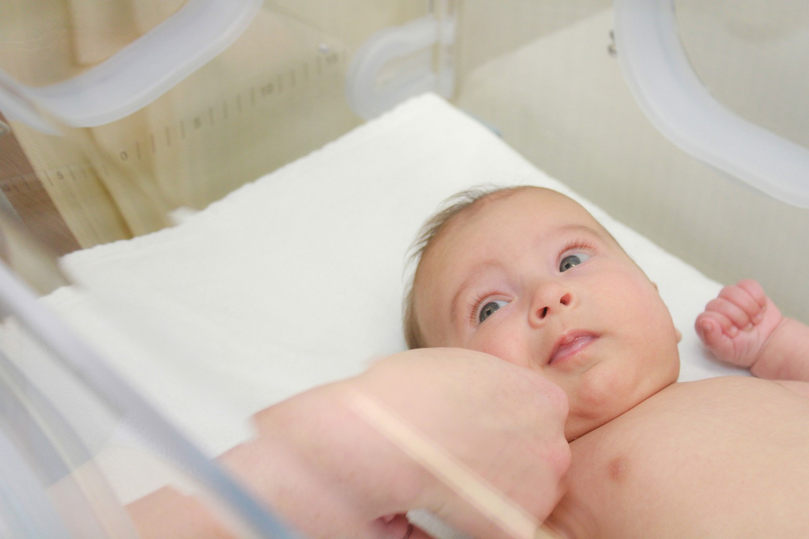 nov-15-mom-baby-isolette-02-web